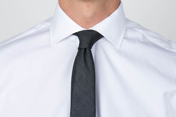 Cutaway collar with a tie