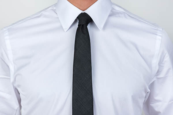 Point collar dress shirt with tie