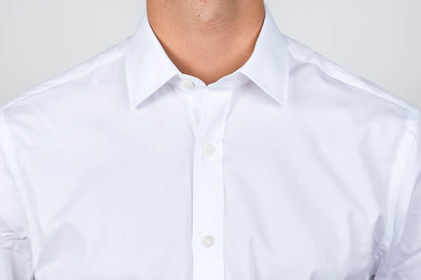 Semi spread collar on a men's dress shirt